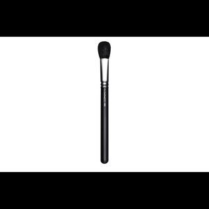 M.A.C  109s Small Contour Brush 18 cm (Authentic Mac)